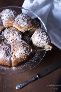 Torta di rose con crema al miele e nocciole e gocce di cioccolato fondente