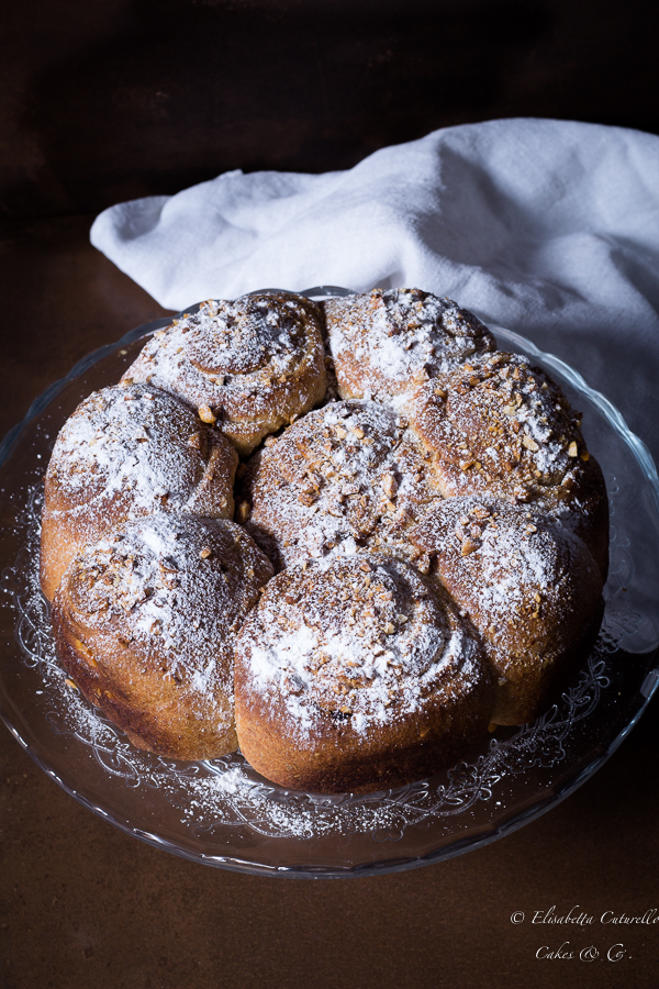 Torta di rose con crema al miele e nocciole e gocce di cioccolato fondente