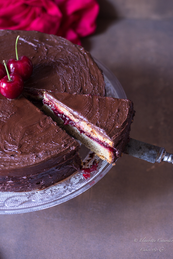Torta con sciroppo d'acero nocciole finta composta di ciliegie