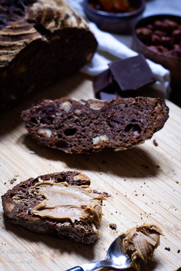 Pane al cioccolato scorze d'arancia e nocciole