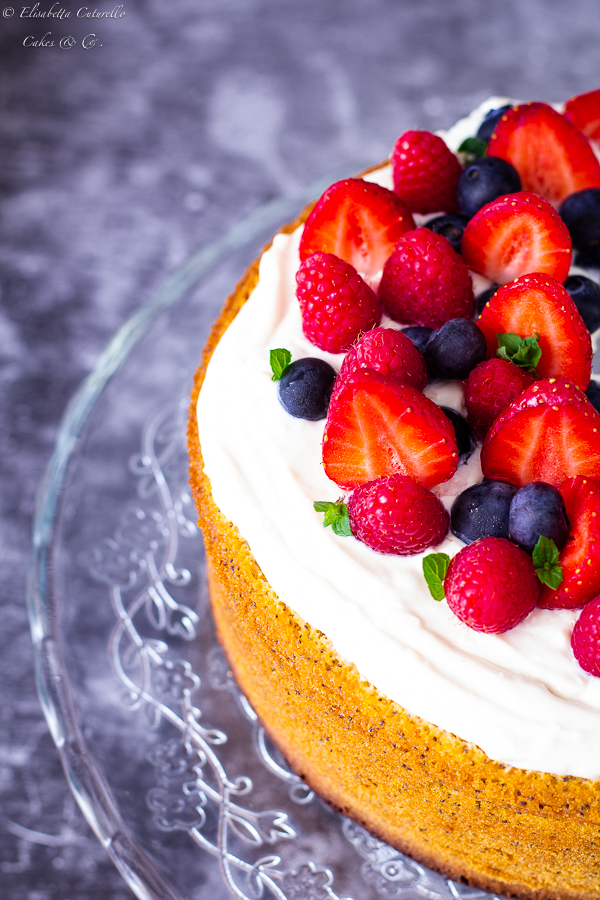 Torta al limone e semi di papavero con frosting allo yogurt greco e sciroppo d'acero