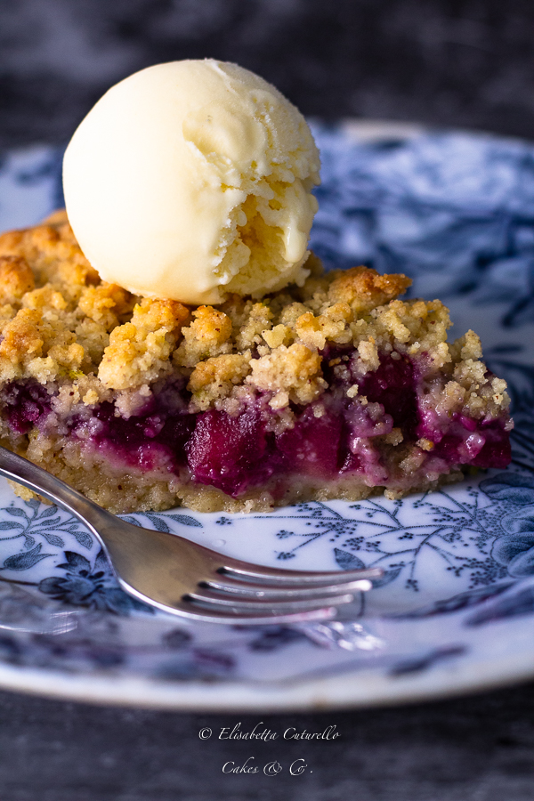 Sbriciolata alle mele e mirtilli