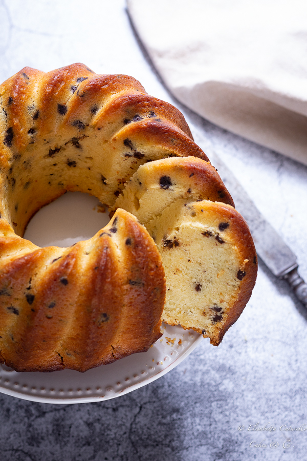 Ciambella all'acqua arancia e gocce di cioccolato