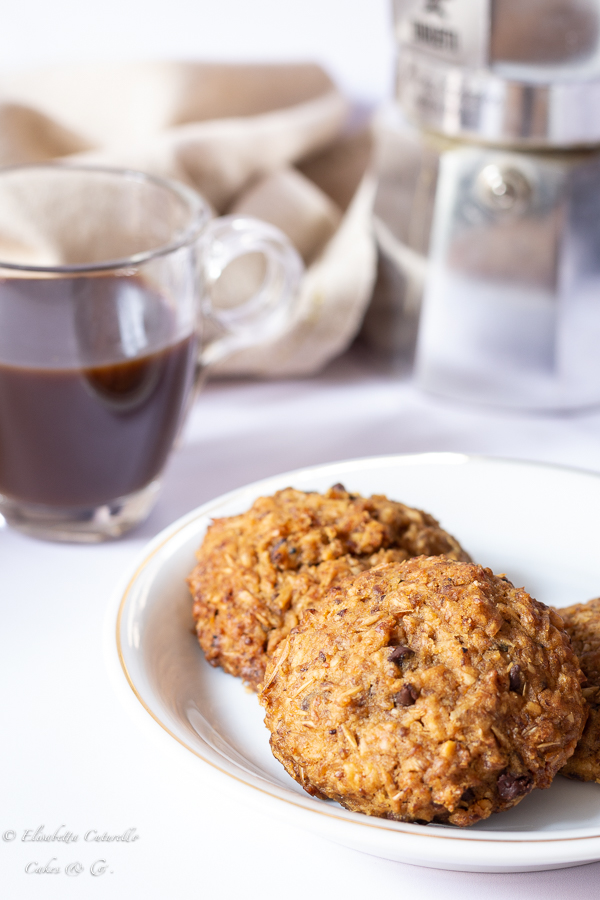 Biscotti morbidi al trebbie di malto d'orzo nocciole e gocce di cioccolato