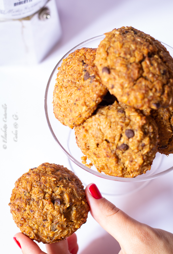 Biscotti morbidi al trebbie di malto d'orzo nocciole e gocce di cioccolato