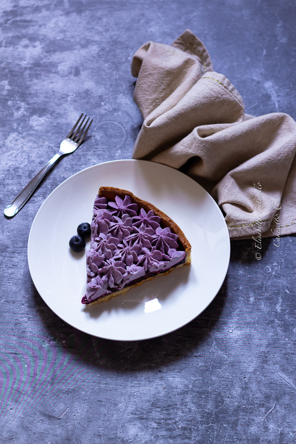 Crostata con confettura di mirtilli e ganache al cioccolato bianco