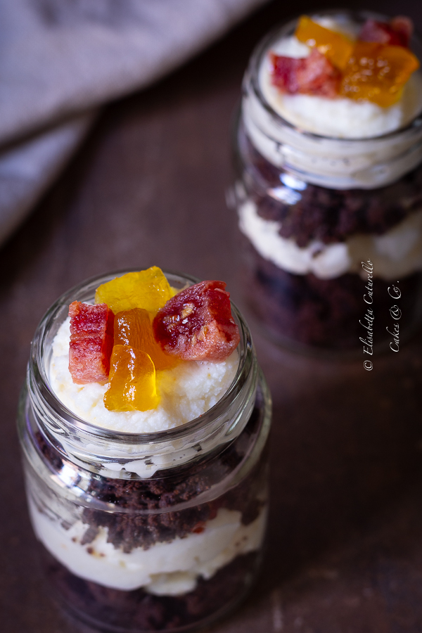 Crumble al cacao mousse di mozzarella di bufala pomodorini e peperoni canditi Pachineat