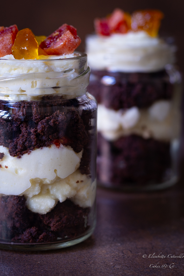 Crumble al cacao mousse di mozzarella di bufala pomodorini e peperoni canditi Pachineat