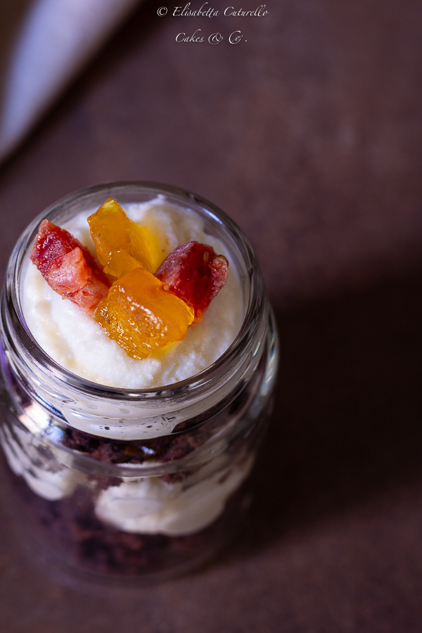 Crumble al cacao mousse di mozzarella di bufala pomodorini e peperoni canditi Pachineat