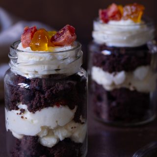 Crumble al cacao mousse di mozzarella di bufala pomodorini e peperoni canditi Pachineat