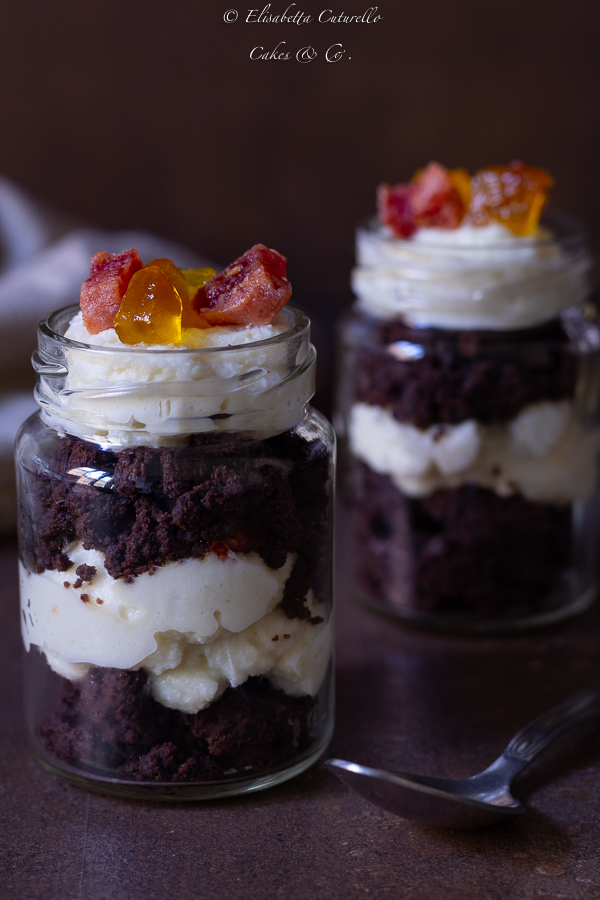 Crumble al cacao mousse di mozzarella di bufala pomodorini e peperoni canditi Pachineat