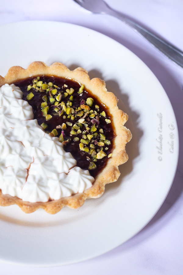 Crostatine composta di fragole e crema allo yogurt greco