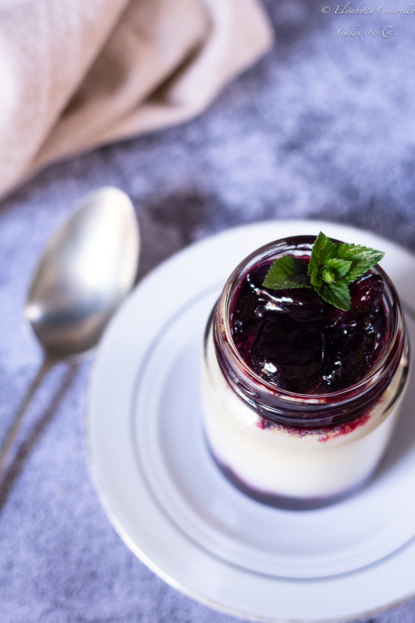 Panna cotta con salsa alle ciliegie