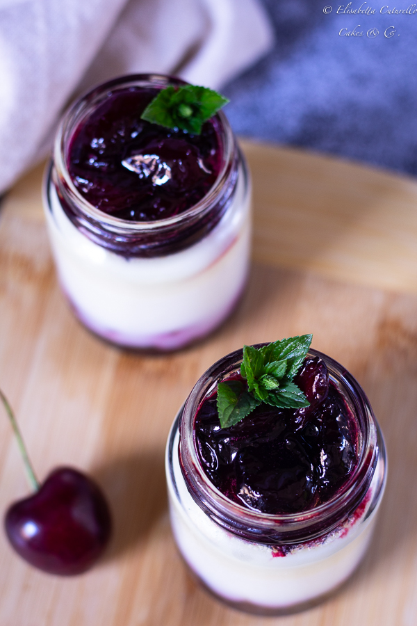 Panna cotta con salsa alle ciliegie