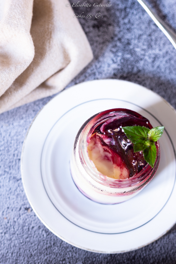 Panna cotta con salsa alle ciliegie