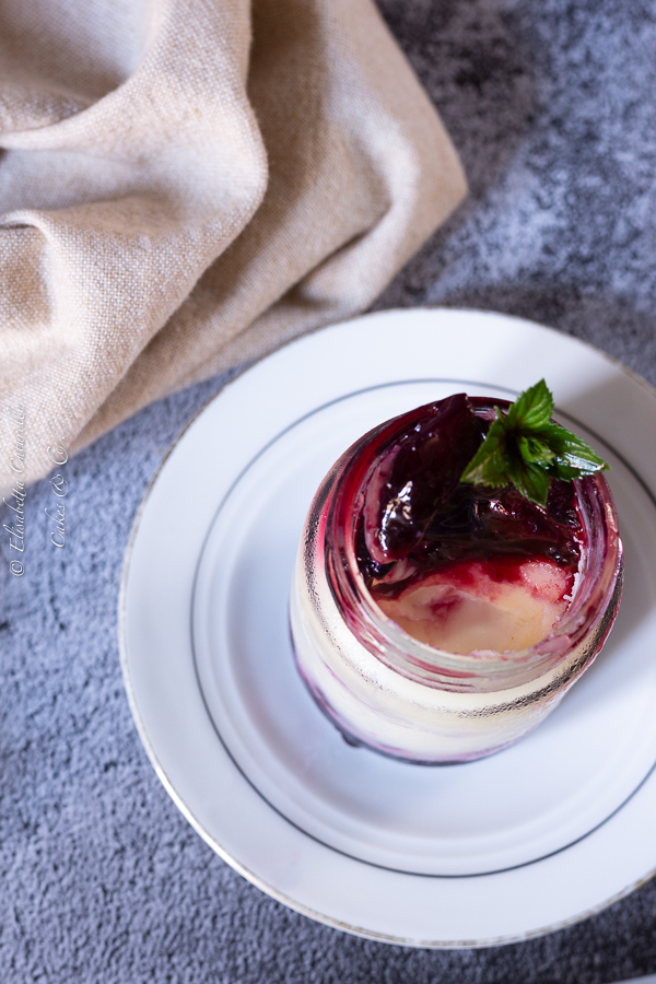 Panna cotta con salsa alle ciliegie