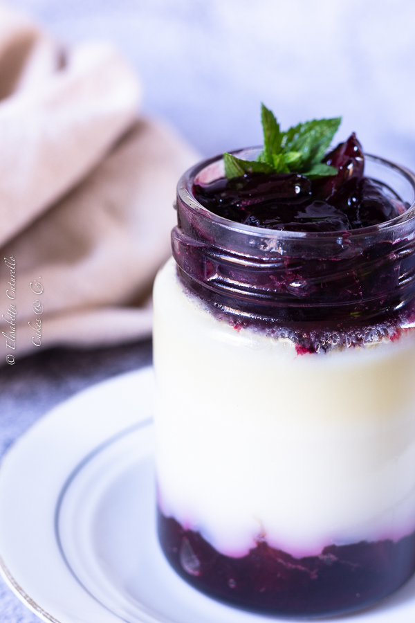 Panna cotta con salsa alle ciliegie