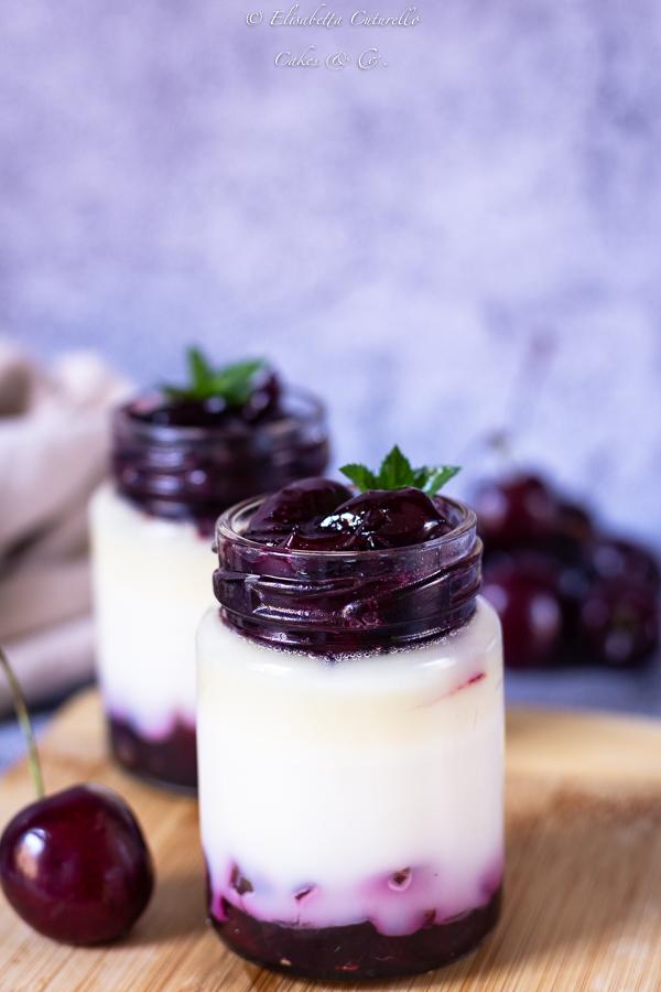 Panna cotta con salsa alle ciliegie