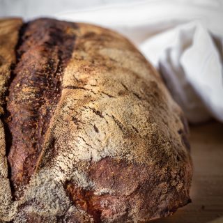 PANE AL POMODORO E POLVERE DI CAPPERI