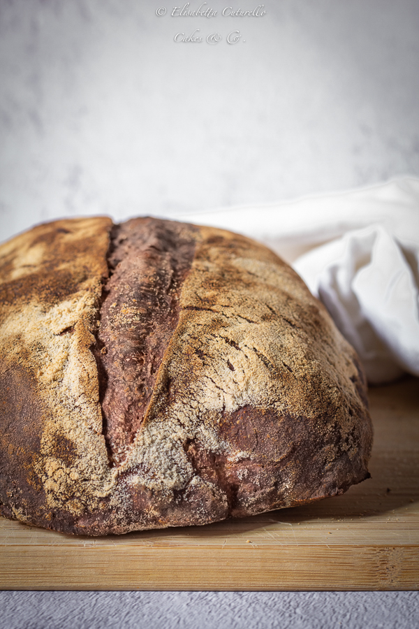 PANE AL POMODORO E POLVERE DI CAPPERI