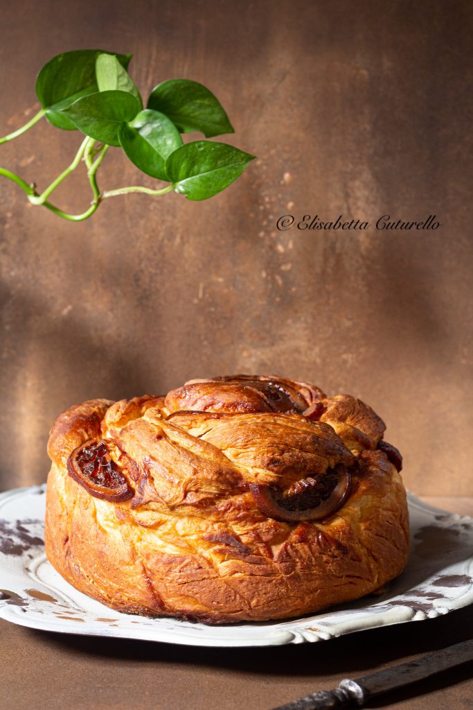 Brioche sfogliata allo sciroppo d'arance e fette d'arancia in sciroppo intera