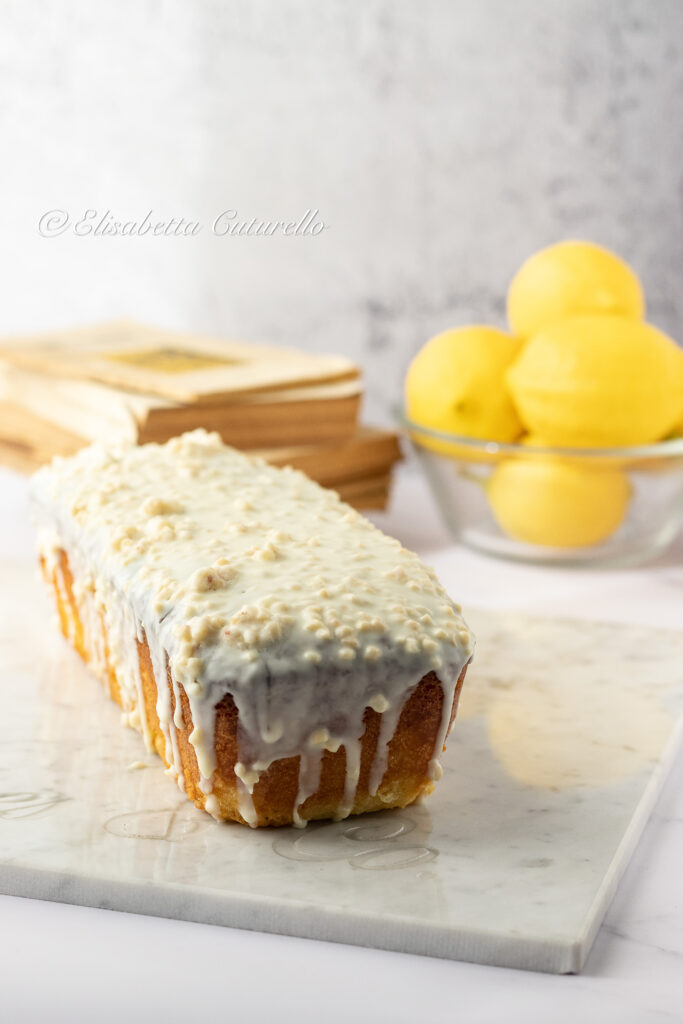 Cake al limone e mandorle con bagna al limone e glassa al cioccolato bianco e granella di mandorle