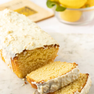 Cake al limone e mandorle con bagna al limone e glassa al cioccolato bianco e granella di mandorle