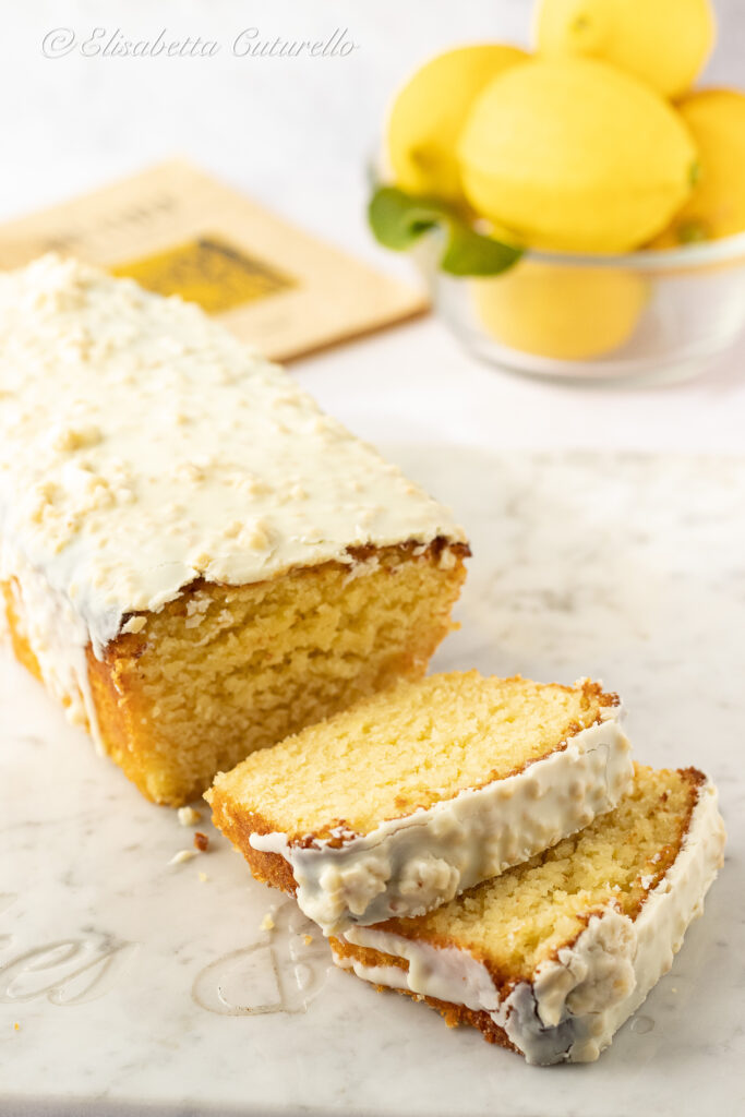 Cake al limone e mandorle con bagna al limone e glassa al cioccolato bianco e granella di mandorle