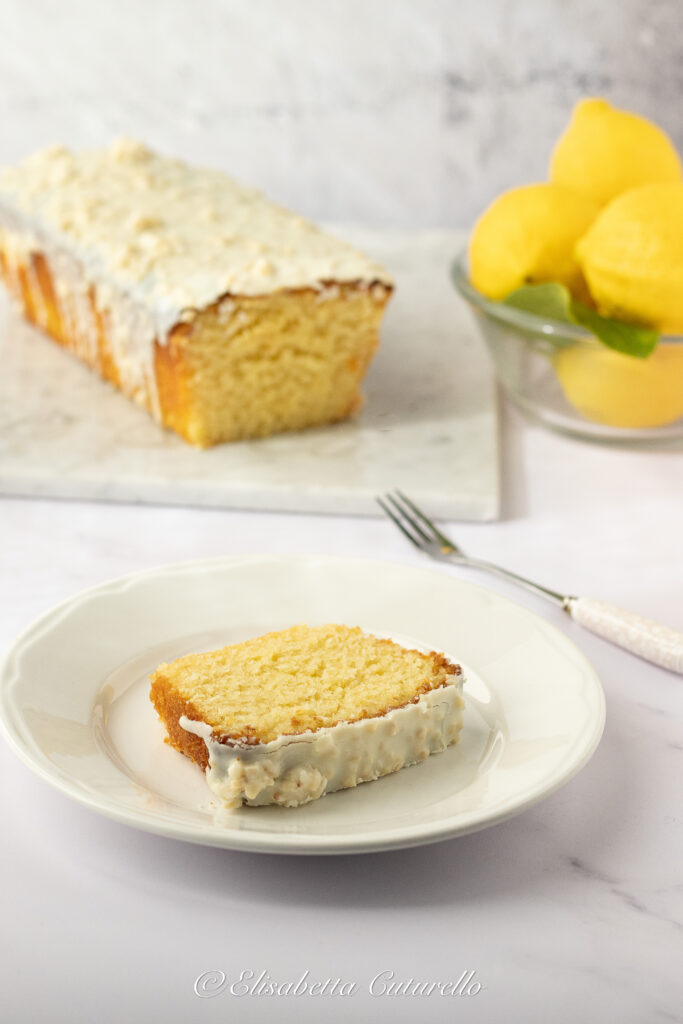 Cake al limone e mandorle con bagna al limone e glassa al cioccolato bianco e granella di mandorle