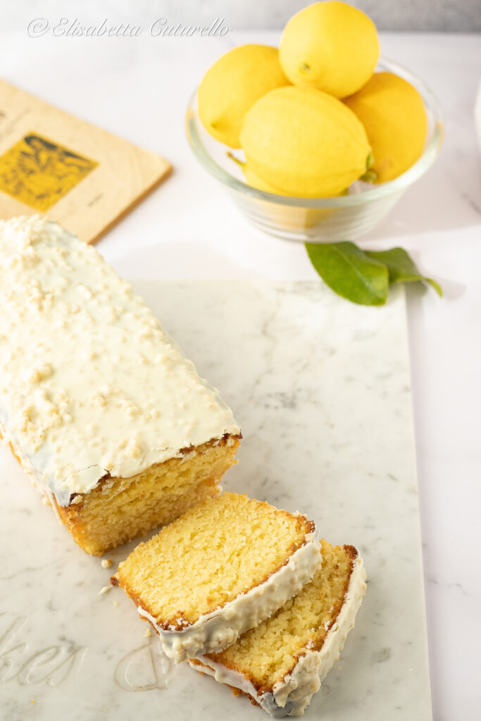 Cake al limone e mandorle con bagna al limone e glassa al cioccolato bianco e granella di mandorle