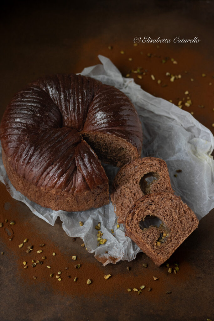 Woll roll bread al cacao e crema di pistacchi fette